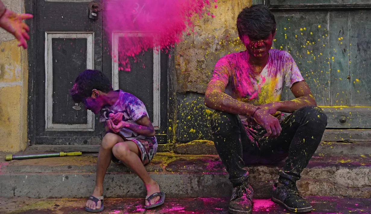 Seorang anak India duduk saat meramaikan perayaan festival Holi di Chennai (2/3). Holi, festival musim semi hindu di India yang diadakan 2 Maret tahun ini pada akhir musim dingin pada bulan purnama pertama kalender lunar. (AFP Photo/Arun Sankar)