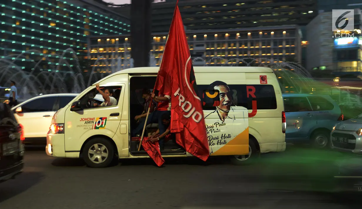 Pendukung capres-cawapres 01 Jokowi-Ma'ruf Amin berkeliling di kawasan Bundaran HI, Jakarta, Rabu (17/4). Berdasarkan hasil hitung cepat  Pasangan Jokowi-Ma'ruf Amin unggul diberbagai lembaga survei. (Merdeka.com/Imam Buhori)