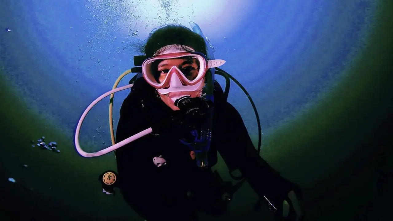 Turut Bersihkan Sampah, Ini 7 Potret Prilly Latuconsina Diving di Pulau Sangiang