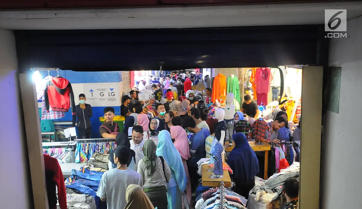 Warga memelih pakaian di pasar Tanah Abang, Jakarta, Minggu (26/5). Jelang lebaran masyarakat mulai memadati pusat perbelanjaan untuk membeli kebutuhan saat Hari Raya Idul Fitri. (Liputan6.com/Angga Yuniar)