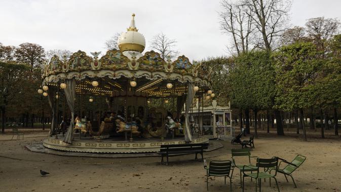 Tempat bermain yang kosong di taman Tuileries yang kosong di Paris (14/10/2020). Laporan media Prancis mengatakan Macron juga akan meningkatkan upaya di media sosial untuk mendesak perlunya perlindungan virus di kalangan anak muda. (AP Photo/Lewis Joly)