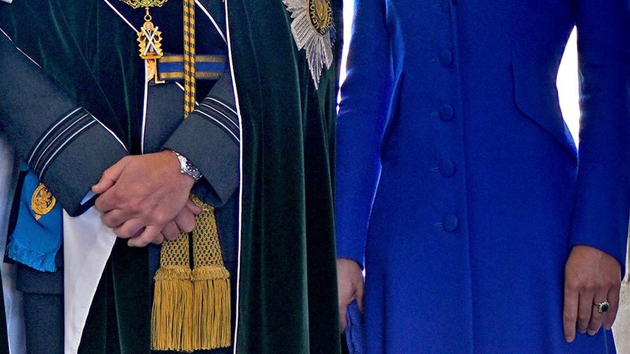Pada acara itu Istri dari Pengeran Wiliam itu tampil mengenakan gaun mantel biru tua dengan kerah beludru rancangan Catherine Walker & Co dan topi Philip Treacy.