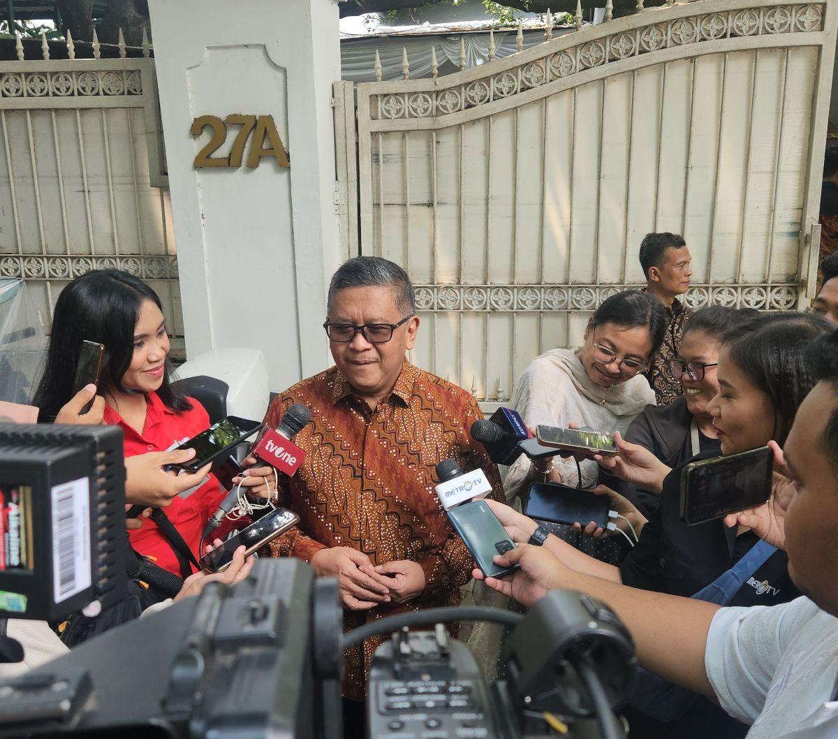 "Tidak ada. Jadi, ini murni silaturahim dalam rangka Idul Fitri, saling maaf-memaafkan, dan tidak ada yang terkait dengan politik kekuasaan," ujar Hasto.