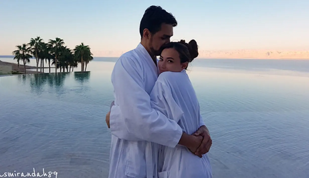 "Peneguhan janji pernikahan" tulisnya sebagai keterangan foto saling berhadapan kepala tertunduk dengan mata tertutup yang diunggah pada 14 Oktober pukul 23.50. (Instagram/asmirandah89)