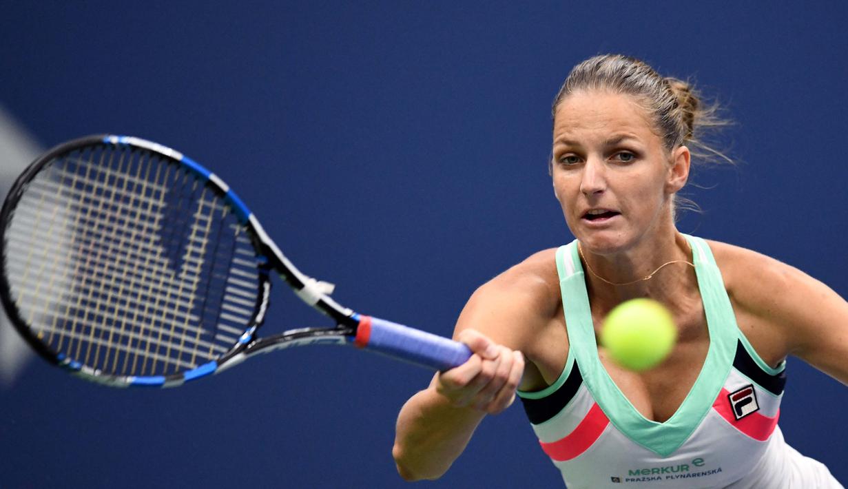 Aksi Karolina Pliskova mengembalikan bola saat melawan petenis AS, CoCo Vandeweghe pada laga perempat final tunggal putri AS terbuka 2017 di USTA Billie Jean King National Tennis Center, (6/9/2017). Karolina kalah 6-7, 3-6. (AFP/Jewel Samad)