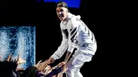 Justin Bieber Hentikan Konser untuk Ajari Fans Bertepuk Tangan