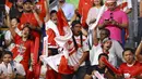 Suporter Indonesia berteriak gembira setelah Tontowi Ahmad dan Liliyana Natsir meraih medali emas ada cabang bulutangkis pada Olimpiade Rio 2016 di Stadion Riocentro, Rio de Janeiro, (17/8/2016).    (REUTERS/Mike Blake )