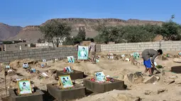 Sejumlah anak Yaman mengunjungi makam anak-anak sekolah di sebuah pemakaman di provinsi kubu pemberontak Huthi di Saada (4/9). Anak-anak tersebut tewas terkena serangan udara koalisi pimpinan Saudi saat berada di sebuah bus. (AFP Photo/Stringer)