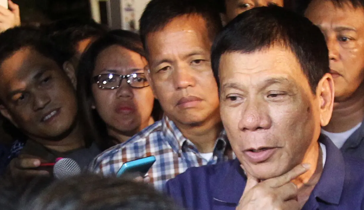 Presiden Filipina, Rodrigo Duterte menjawab pertanyaan awak media saat mengunjungi lokasi ledakan bom di kota Davao, Filipina, (2/9). Saat terjadinya serangan bom, Duterte tengah berada di kawasan tersebut. (REUTERS/Lean Daval Jr)