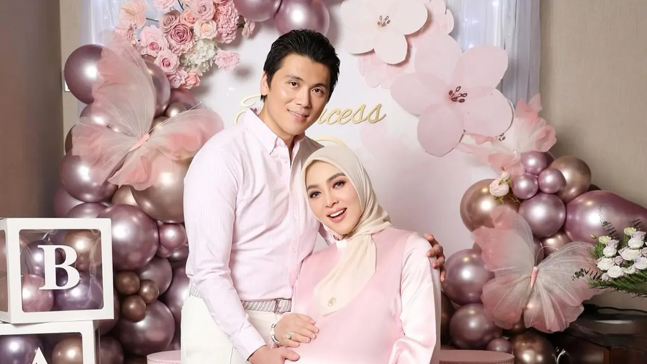 6 Gaya Syahrini Pakai Dua Busana Nuansa Pink untuk Sambut Kelahiran Bayi Perempuan Pertamanya