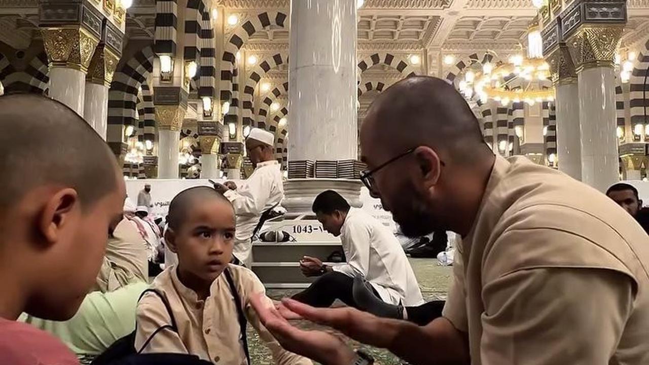7 Potret Revalina S Temat Umrah Bareng Keluarga, Dua Anak Tampil Kompak dengan Rambut Plontos