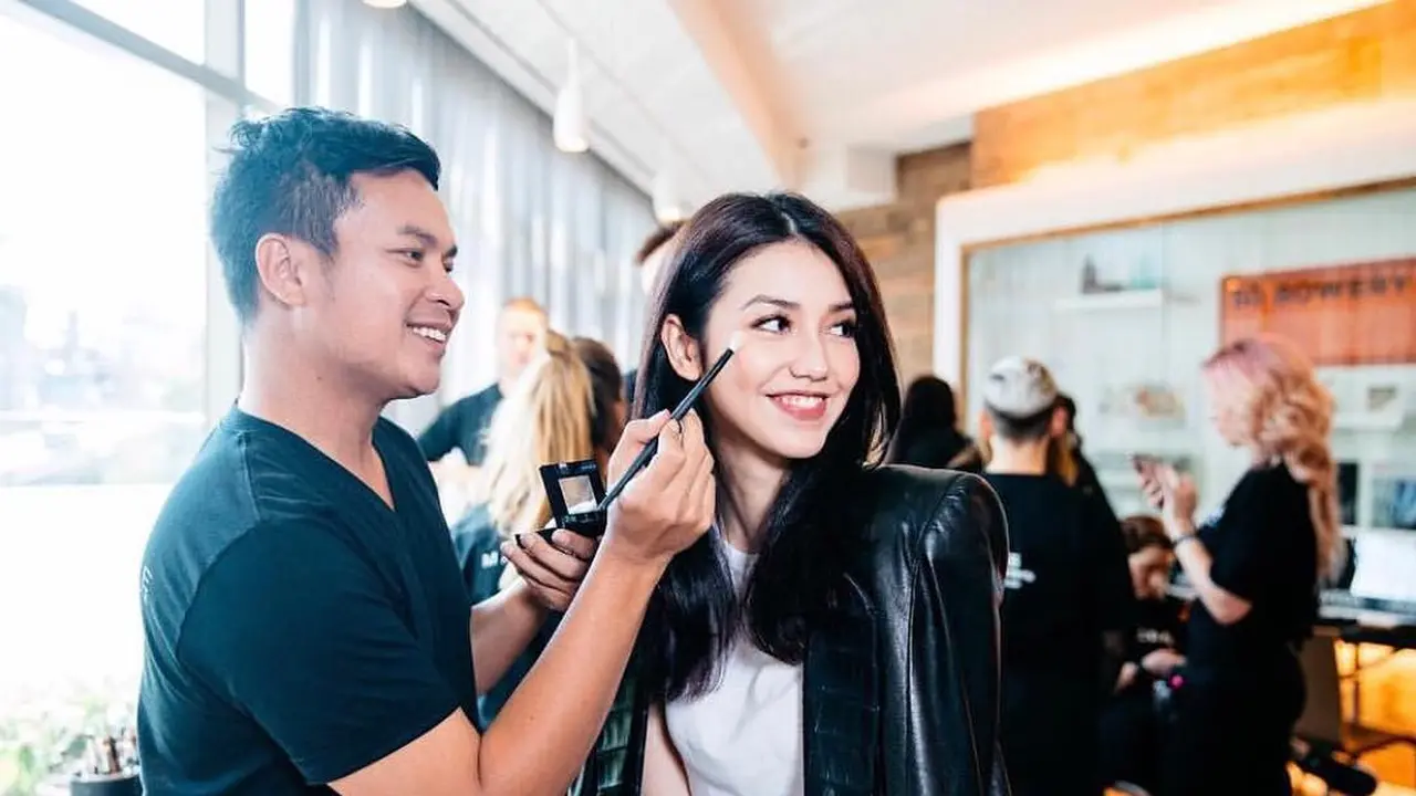 [Bintang] Makeup Quirky Hingga Elegan, Cantiknya Dandanan Andalan Velove Vexia Saat Photoshoot