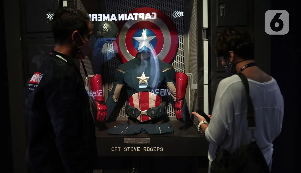 Pegunjung melihat koleksi Marvel Studios dalam pameran yang berlagsung di City Hall PIM 3, Jakarta, Kamis (9/6/2022). Pameran Marvel Studios Exhibition digelar untuk pertama kalinya di Indonesia dan digelar dari 3 Juni hingga 14 September 2022. (Liputan6.com/Johan Tallo)