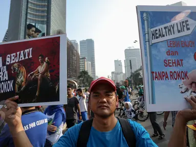 Sejumlah aktivis menggelar aksi peringati Hari Tanpa Tembakau saat CFD di Bundaran HI, Jakarta, Minggu (31/5/2015). Hari Tanpa Tembakau Sedunia diperingati di seluruh dunia setiap tahun pada tanggal 31 Mei. (Liputan6.com/Faizal Fanani)