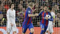 Pemain Barcelona, Neymar (kanan) memborong dua gol untuk kemenangan timnya saat melawan PSG pada leg kedua Babak 16 Besar Liga Champions di Camp Nou stadium, Barcelona, (8/3/2017). Barcelona menang 6-1. (AP/Emilio Morenatti)