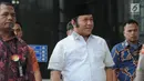 Bupati Lampung Selatan Zainudin Hasan tersenyum saat tiba di KPK, Jakarta, Jumat (27/7). Zainudin akan menjalani pemeriksaan 1x24 jam diduga menerima suap terkait proyek infrastruktur dan Tim KPK mengamankan uang Rp 700 juta. (Merdeka.com/Dwi Narwoko)