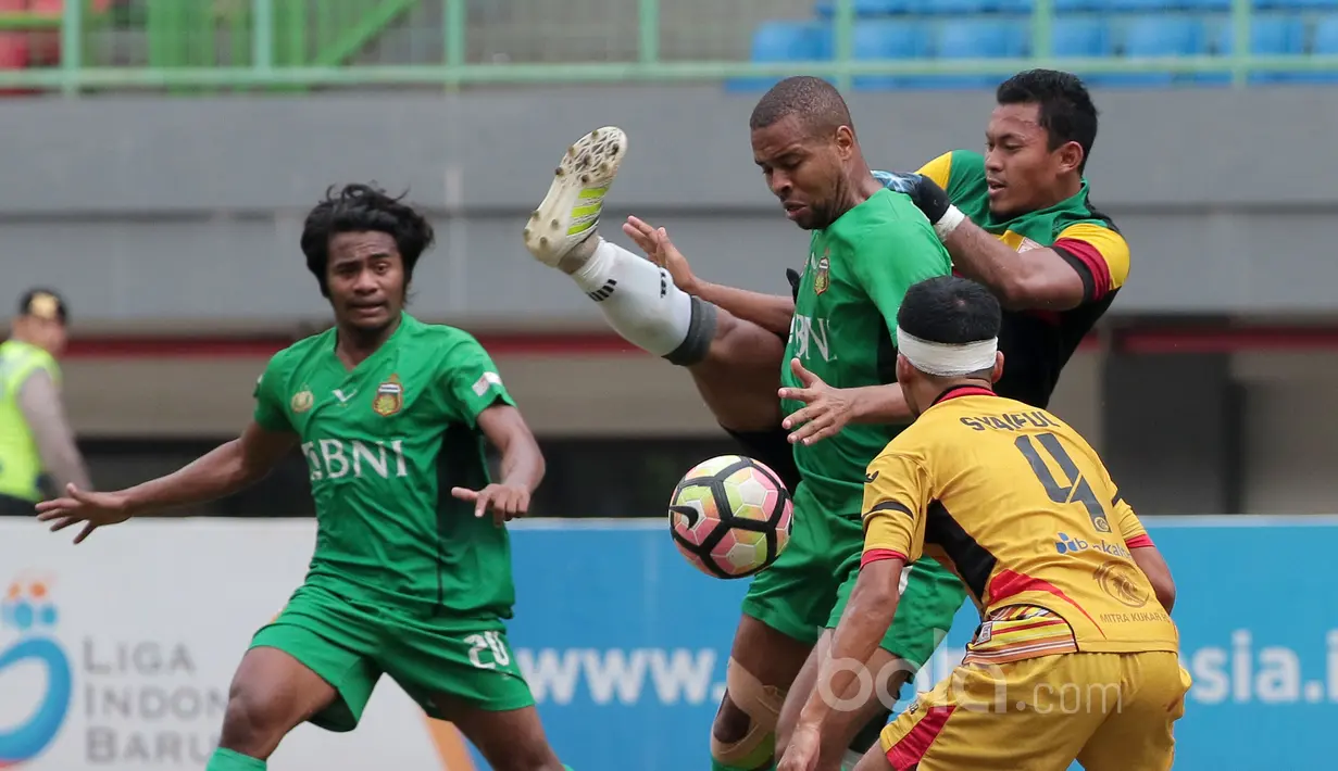 Aksi pemain Bhayangkara FC, Thiago Furtuoso (tengah) berusaha keluar dari tekanan pemain Mitra Kukar pada lanjutan Liga 1 2017 di Stadion Patriot, Bekasi, Jumat (21/7/2017). Bhayangkara FC menang 4-1. (Bola.com/Nicklas Hanoatubun)
