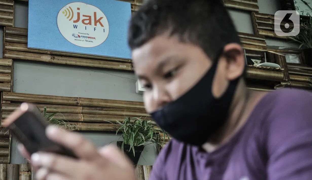Sejumlah siswa menggunakan jaringan JakWiFi saat mengikuti kegiatan PJJ di Rumah Diskusi RT 007/008 Cipinang Besar Utara, Jakarta, Selasa (8/9/2020). Pemerintah Provinsi DKI Jakarta menargetkan untuk memasang lebih dari 9.000 titik internet gratis di ruang publik. (merdeka.com/Iqbal S. Nugroho)