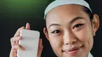 Sabun cair dikenal praktis dan umum digunakan. Namun, kandungan bahan kimia serta kemasan plastiknya dapat mempengaruhi kesehatan kulit dan lingkungan. Sabun batang dapat menjadi solusi dengan menawarkan bahan alami serta kemasan yang eco-friendly.
