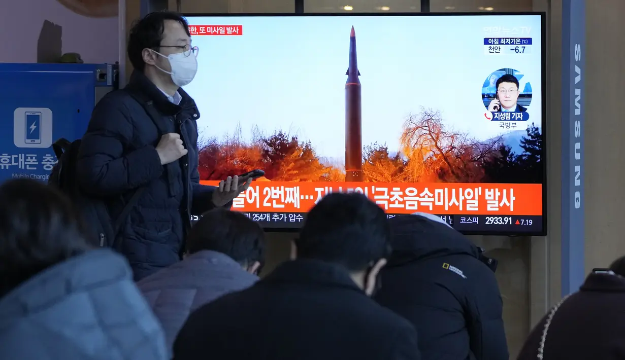 Orang-orang menonton TV yang menampilkan file gambar peluncuran rudal Korea Utara selama program berita di Stasiun Kereta Api Seoul di Seoul, Korea Selatan, Selasa (11/1/2022). Korea Utara disebut menembakkan proyektil yang diduga mirip rudal balistik ke laut. (AP Photo/Ahn Young-joon)