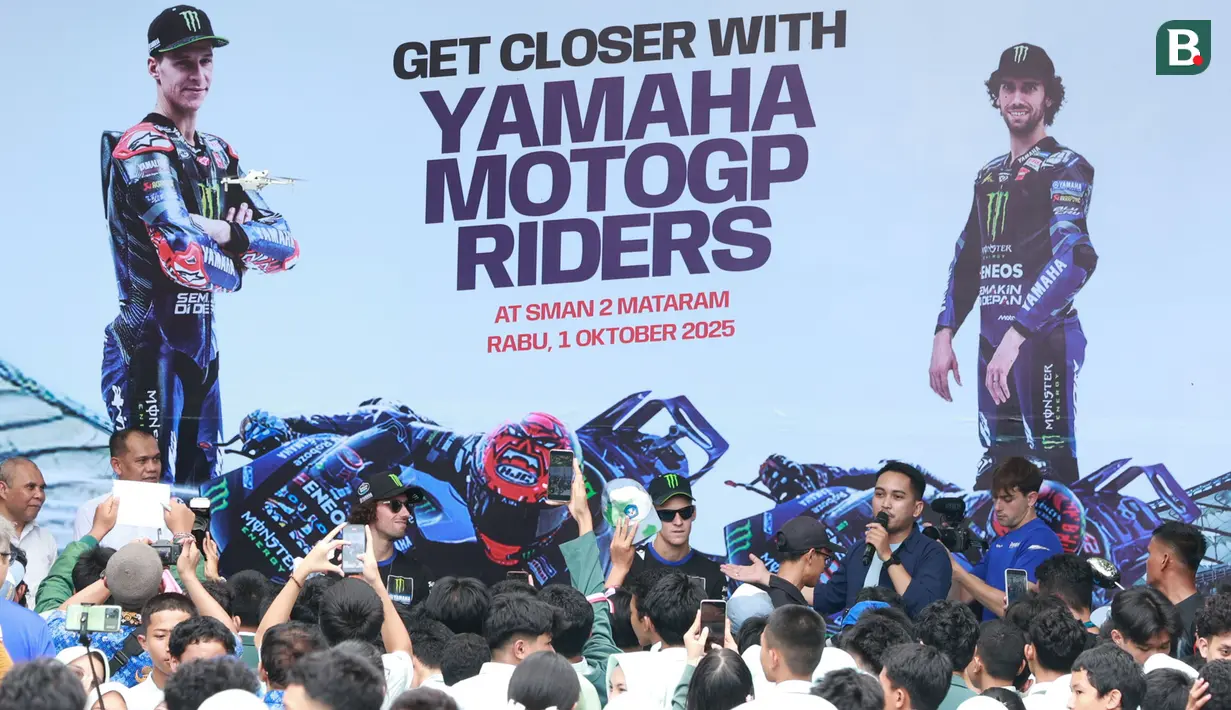 Ribuan siswa dan guru menyambut hangat kehadiran dua bintang MotoGP dunia tersebut dalam acara meet and greet yang berlangsung meriah. (Bola.com/M Iqbal Ichsan)