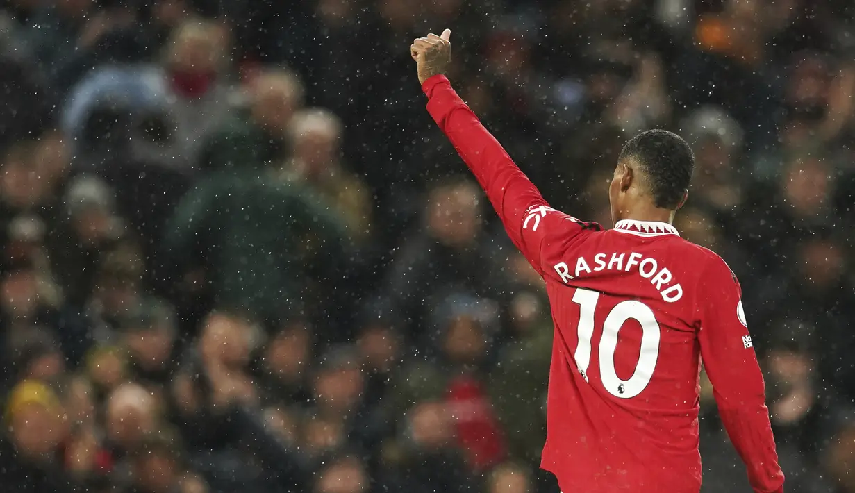 Penyeranga Manchester United, Marcus Rashford berselebrasi usai mencetak gol ke gawang Bournemouth pada pertandingan lanjutan Liga Inggris di Old Trafford di Manchester, Inggris, Rabu (4/1/2023). Manchester United menang telak atas Bournemouth dengan skor 3-0. (AP Photo/Dave Thompson)