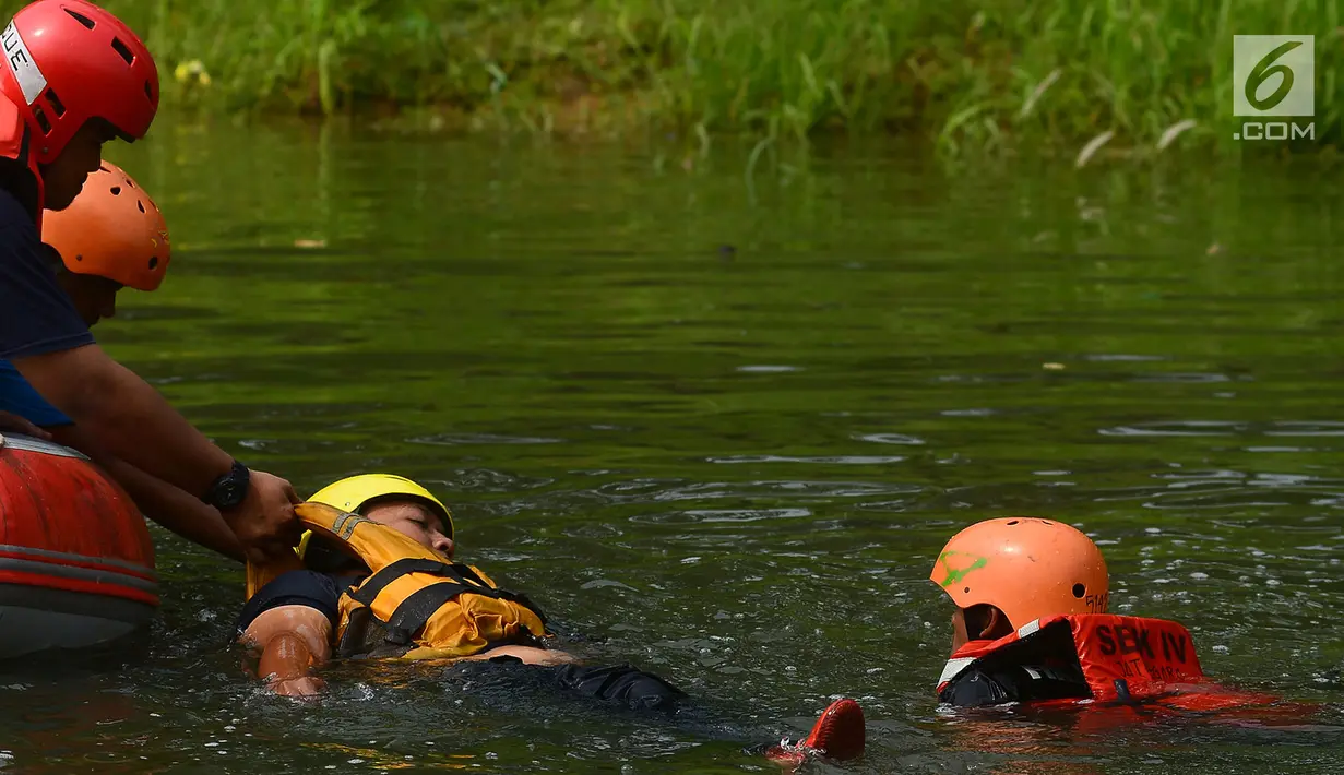 Anggota tim penyelamat berusaha menyelamatkan korban yang tenggelam pada lomba ketangkasan water rescue di Kanal Banjir Timur, Jakarta, Kamis (3/5). Perlombaan tersebut diikuti petugas pemadam kebakaran sewilayah Jakarta Timur. (Merdeka.com/Imam Buhori)