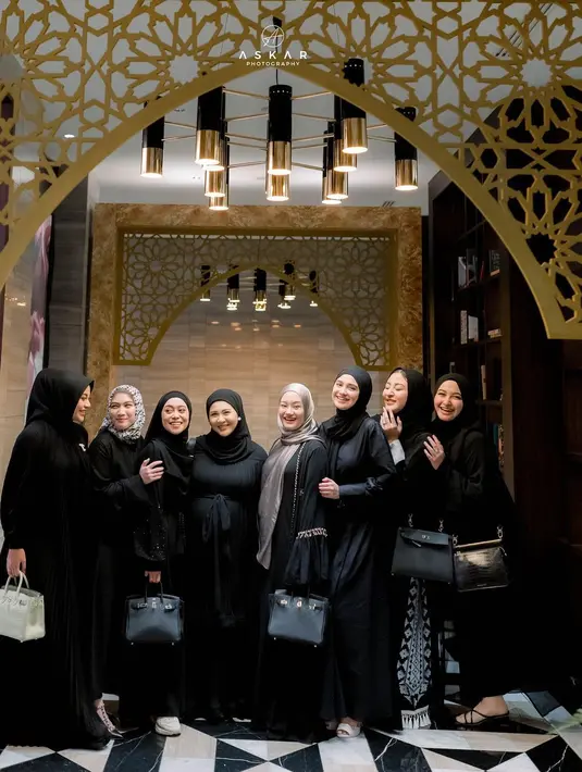 Mamayu terdiri dari mama muda, selain Aurel Hermansyah, ada Lesty Kejora, Margin Wieheerm, Kesha Ratuliu, Dinda Hauw, Melody Laksani, Shania Indriani. Dan artis cantik kekasih Rizky Nazar, Syifa Hadju. [Foto: Instagram/dindahw/@askar_photography]