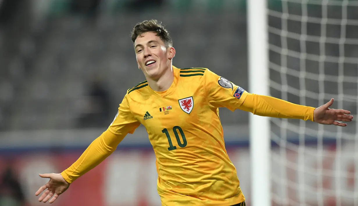Pemain Wales, Harry Wilson, melakukan selebrasi usai mencetak gol ke gawang Belgia pada laga Kualifikasi Piala Dunia 2022 di Stadion Den Dreef, Kamis (25/3/2021). Belgia menang dengan skor 3-1. (AFP/John Thys)