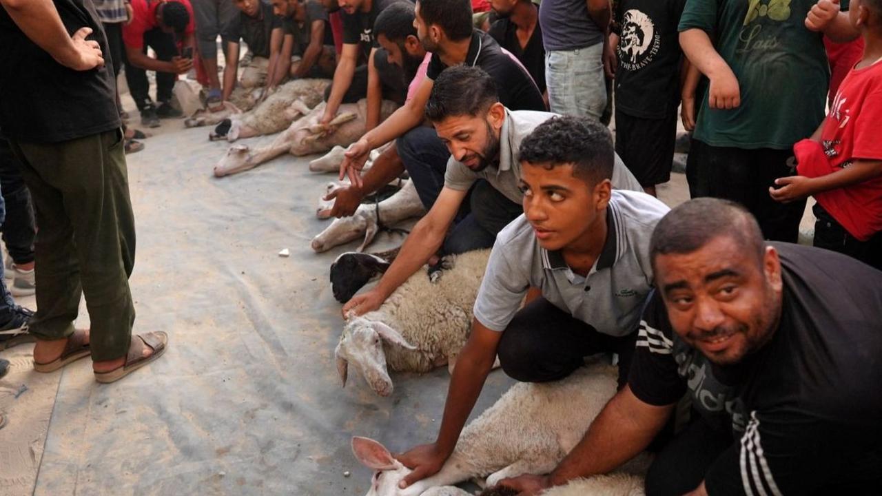 Di tengah keprihatinan dan kekhawatiran, warga Gaza yang tinggal di Khan Younis menyambut Hari Raya Iduladha dengan suka cita. Foto: BASHAR TALEB / AFP<br>