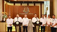 Direktur Utama PT Pertamina (Persero) Simon Aloysius Mantiri bertemu dengan Jaksa Agung ST Burhanuddin di Kantor Kejaksaan Agung (Kejagung). (Dok Pertamina)