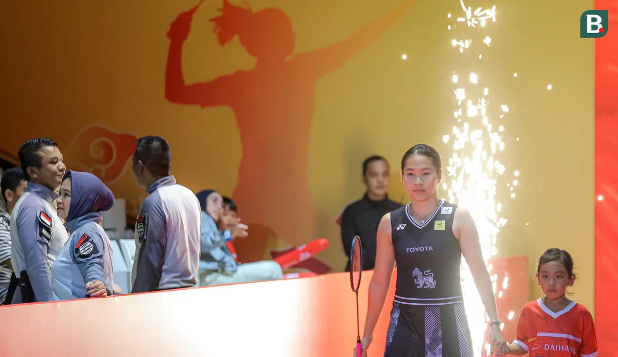<p>Pebulu tangkis tunggal putri Thailand, Ratchanok Intanon memasuki lapangan dalam laga final Indonesia masters 2025 melawan wakil Korea Selatan, Sim Yu-jin di Istora Senayan, Jakarta, Minggu (26/01/2025). (Bola.com/Bagaskara Lazuardi)</p>