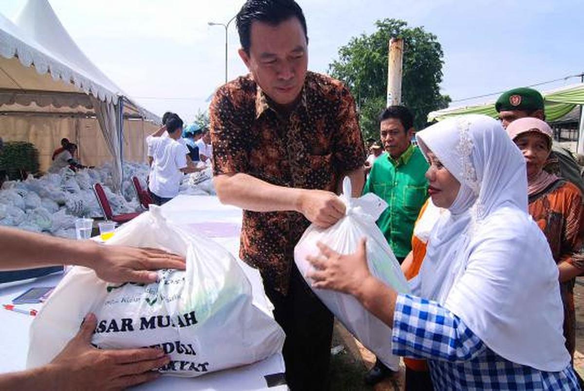 Warga Rusun Koja serbu sembako murah