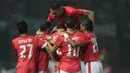 Para pemain Persija Jakarta merayakan gol Rezaldi Hehanusa ke gawang PS TNI pada laga Liga 1 2017 di Stadion Patriot Bekasi, Sabtu (29/9/2017). Persija menang 4-1. (Bola.com/Nicklas Hanoatubun)