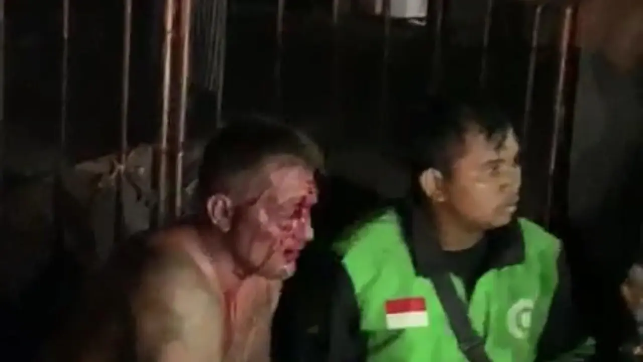 Ugal-ugalan bawa mobil, Bule Amerika bonyok dihakimi warga