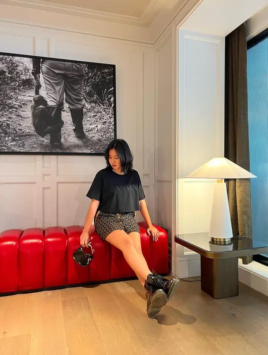 Shenina yang tampil dengan busana hingga sepatu serba hitam juga terlihat segar dengan lipstick merahnya. [Foto: Instagram/sheninacinnamon]