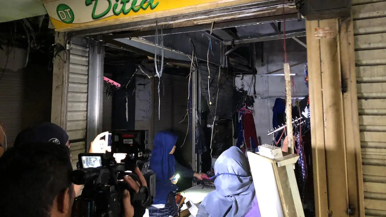 Kebakaran yang terjadi di Blok C Tanah Abang diduga akibat konsleting listrik. Kebakaran tersebut terjadi pada pukul 07.10 WIB, Senin, (22/4/2019).