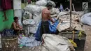 Warga memilah sampah di permukiman liar di kawasan Bypass, Pramuka, Jaktim, Rabu (21/2). Kepala Dinas Citata Benny Agus Chandra menyayangkan pihaknya tak jadi membangun sebab Pemkot Jakarta Timur tak berani menertibkan warga. (Liputan6.com/Faizal Fanani)