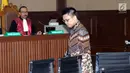 Terdakwa suap Hakim PT Manado, Aditya Anugrah Moha bersiap menjalani sidang putusan di Pengadilan Tipikor, Jakarta, Rabu (6/6). Aditya Moha dinyatakan bersalah dan dihukum empat tahun penjara dan denda Rp 150 juta. (Liputan6.com/Helmi Fithriansyah)