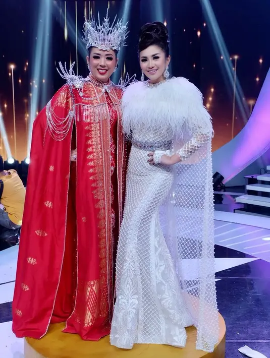 Wanita kelahiran Banyuwangi 29 Mei 1987 ini juga memiliki penampilan yang fashionable. Saat manggung, ia terlihat elegan dengan mengenakan gaun berwarna putih. (Liputan6.com/IG/@fitricarlina)