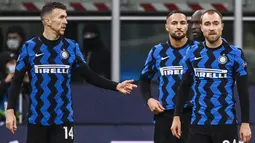 Para pemain Inter Milan tampak kecewa usai bermain imbang melawan Shakhtar Donetsk pada laga Liga Champions di Stadion Giuseppe Meazza, Kamis (10/12/2020). Inter Milan gagal melaju ke babak 16 besar karena hanya menjadi juru kunci di grup B. (AFP/Marco Bertorello)