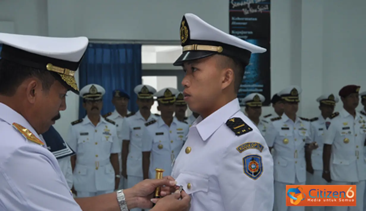 Citizen6, Suarabaya: Komandan Kobangdikal Laksda TNI Djoko Teguh Wahojo, menyematkan tanda siswa kepada perwakilan siswa Dikmapa PK angkatan ke 19, di Gedung Betel Geuse Pusdiklapa, Kobangdikal. (Pengirim: Penkobangdikal).