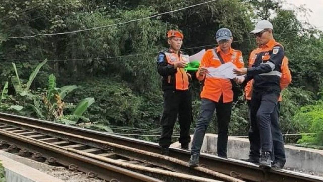 PT KAI Daop 7 Madiun Intensifkan Pemeriksaan Lintas Kereta Api dengan Walkthrough Jelang Musim Hujan