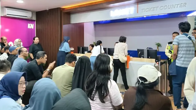 Antrean Penumpang yang Hendak Refund Menumpuk di Stasiun Gambir, KAI Perpanjang Masa Pengembalian Dana hingga 7x24 Jam