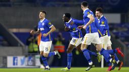 Para pemain Brighton and Hove Albion merayakan gol kedua ke gawang Newcastle United yang dicetak striker Danny Welbeck (kedua dari kiri) dalam laga lanjutan Liga Inggris 2020/2021 pekan ke-29 di Falmer Stadium, Sabtu (20/3/2021). Brighton menang 3-0 atas Newcastle United. (AP/Clive Rose/Pool)