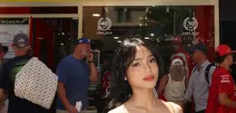 Tak hanya menikmati keindahan kota kecil nan mewah di pesisir Mediterania tersebut, Fuji juga tampil stylish dengan padu padan busana yang memancarkan nuansa feminin sekaligus effortless chic. [@fuji_an].