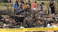 Sejumlah warga berada di dekat rumah yang hancur akibat ledakan pipa milik Pertamina MOR III Di Desa Mandalawangi, Kec. Sukasari, Kab. Subang, Jawa Barat. (ANTARA FOTO/Dedhez Anggara)