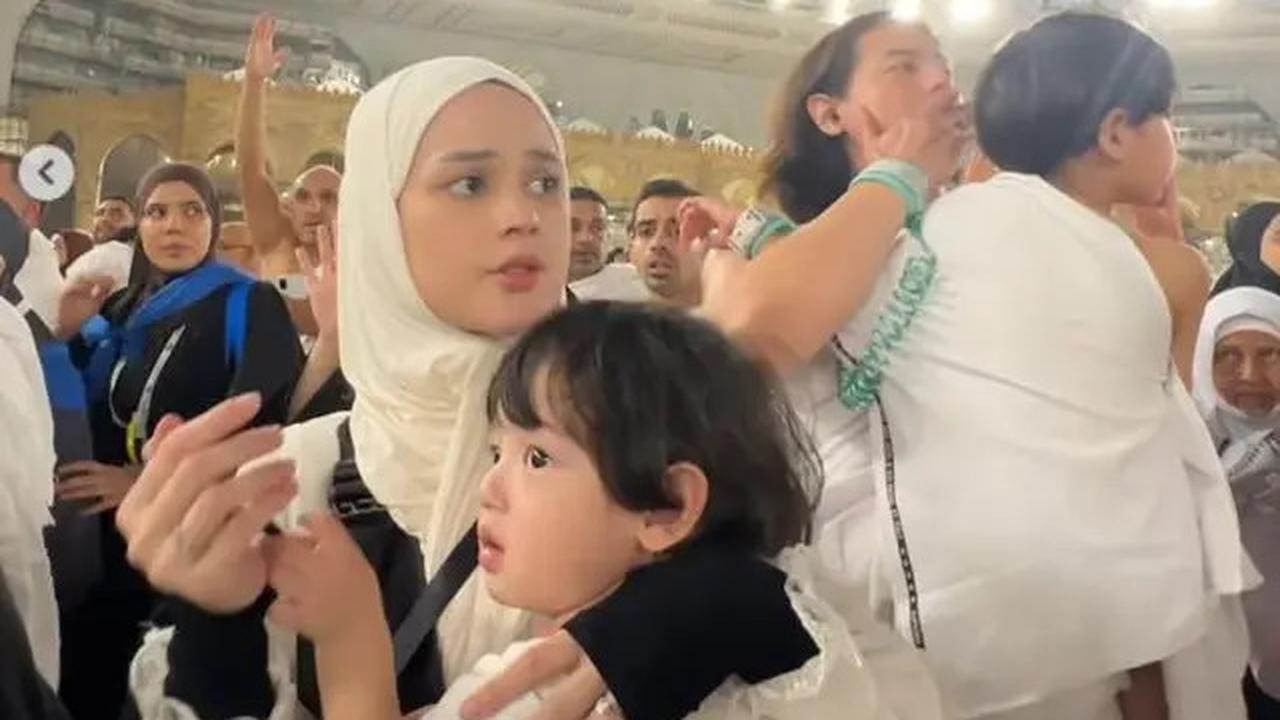 6 Potret Roger Danuarta dan Cut Meyriska Jalani Umrah, Khusyuk di Depan Ka'bah
