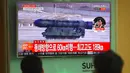 Layar televisi menyiarkan berita terkait Korea Utara yang menembakkan rudal ke arah Laut Jepang, di stasiun kereta Seoul, Selasa (5/4). Tembakan dilancarkan jelang pertemuan antara Presiden AS Donald Trump dan Presiden China Xi Jinping. (JUNG Yeon-Je/AFP)
