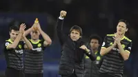 Selebrasi Antonio Conte dan para pemain usai Chelsea menaklukkan Leicester City 3-0. (AP Photo/Rui Vieira)